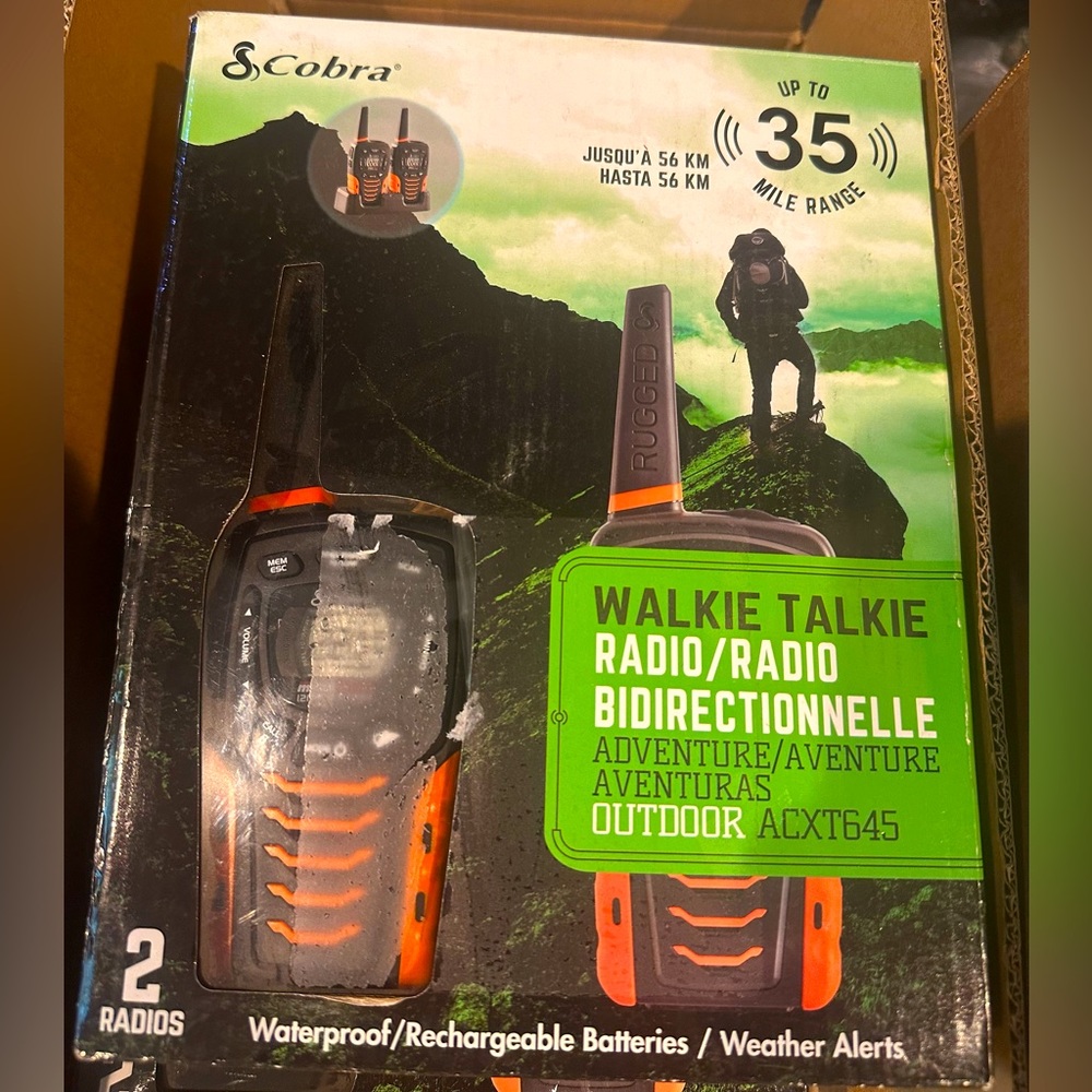 Cobra ACXT645 HD walkie-talkie radios